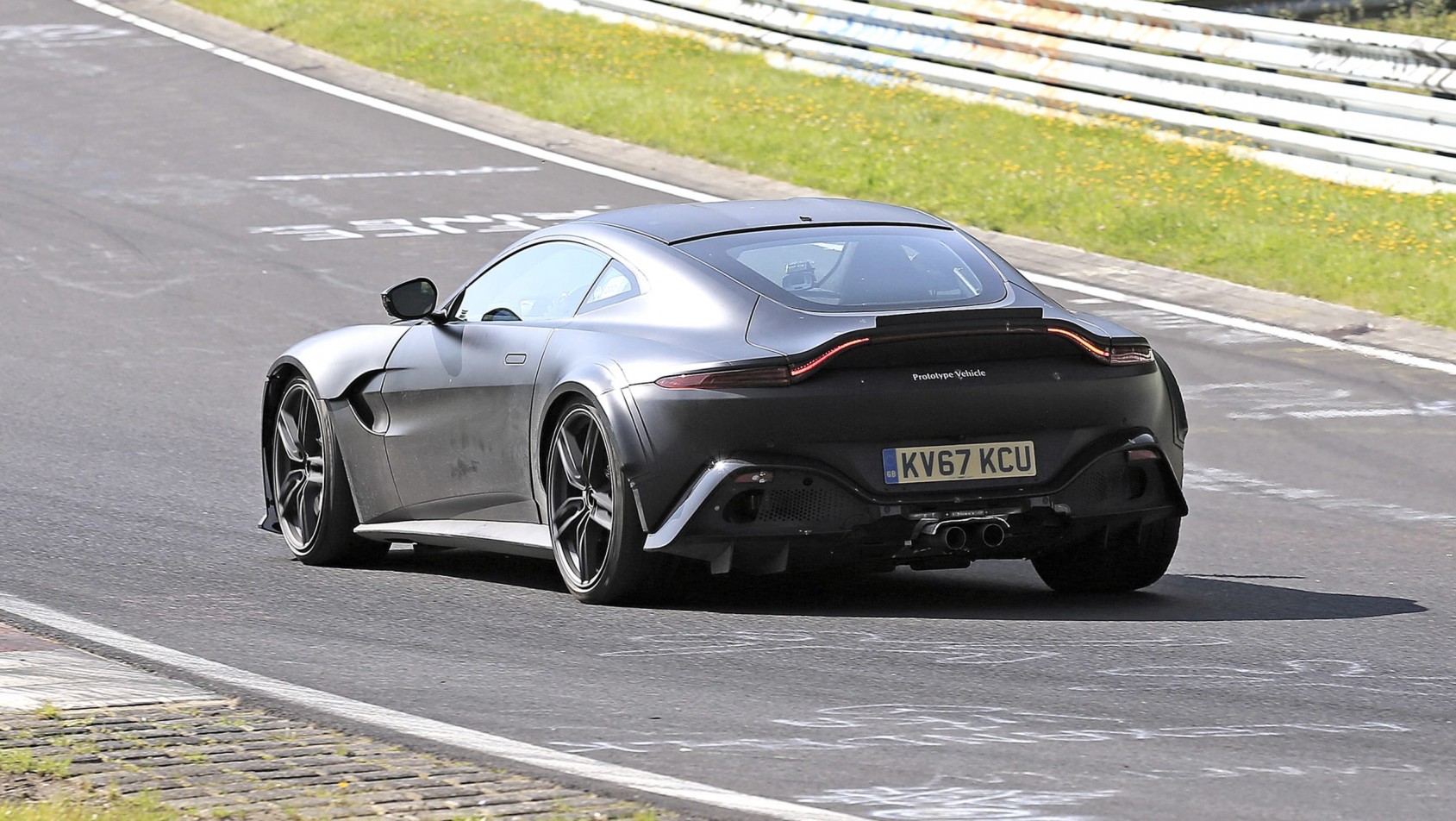 Aston Martin Vantage RS na torze z tyłu