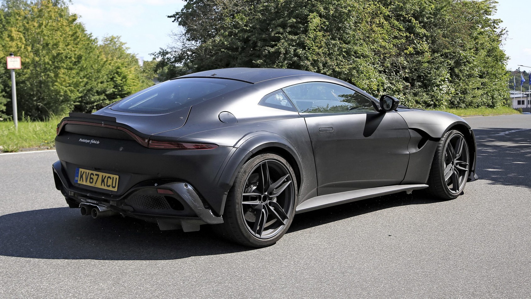 Aston Martin Vantage RS sylwetka z tyłu