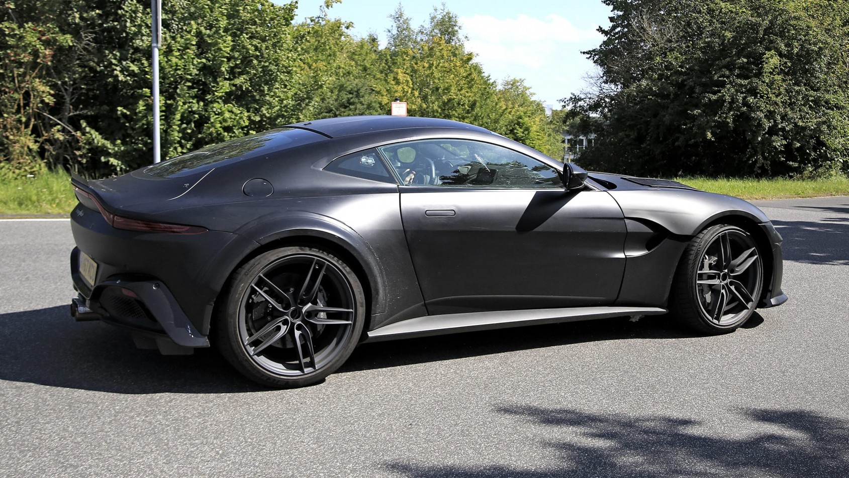 Aston Martin Vantage RS stojący