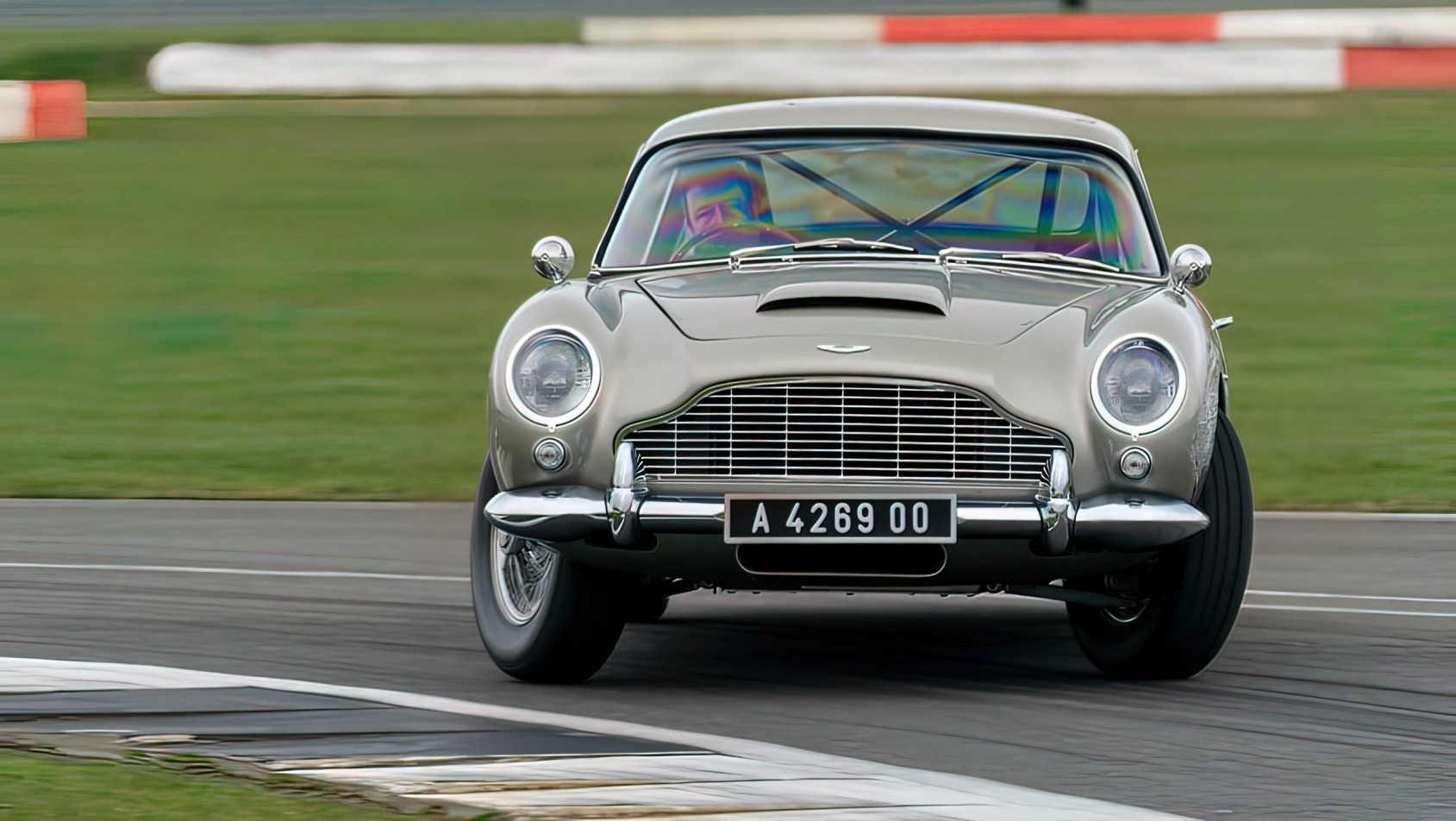 Aston Martin DB5 replika na torze