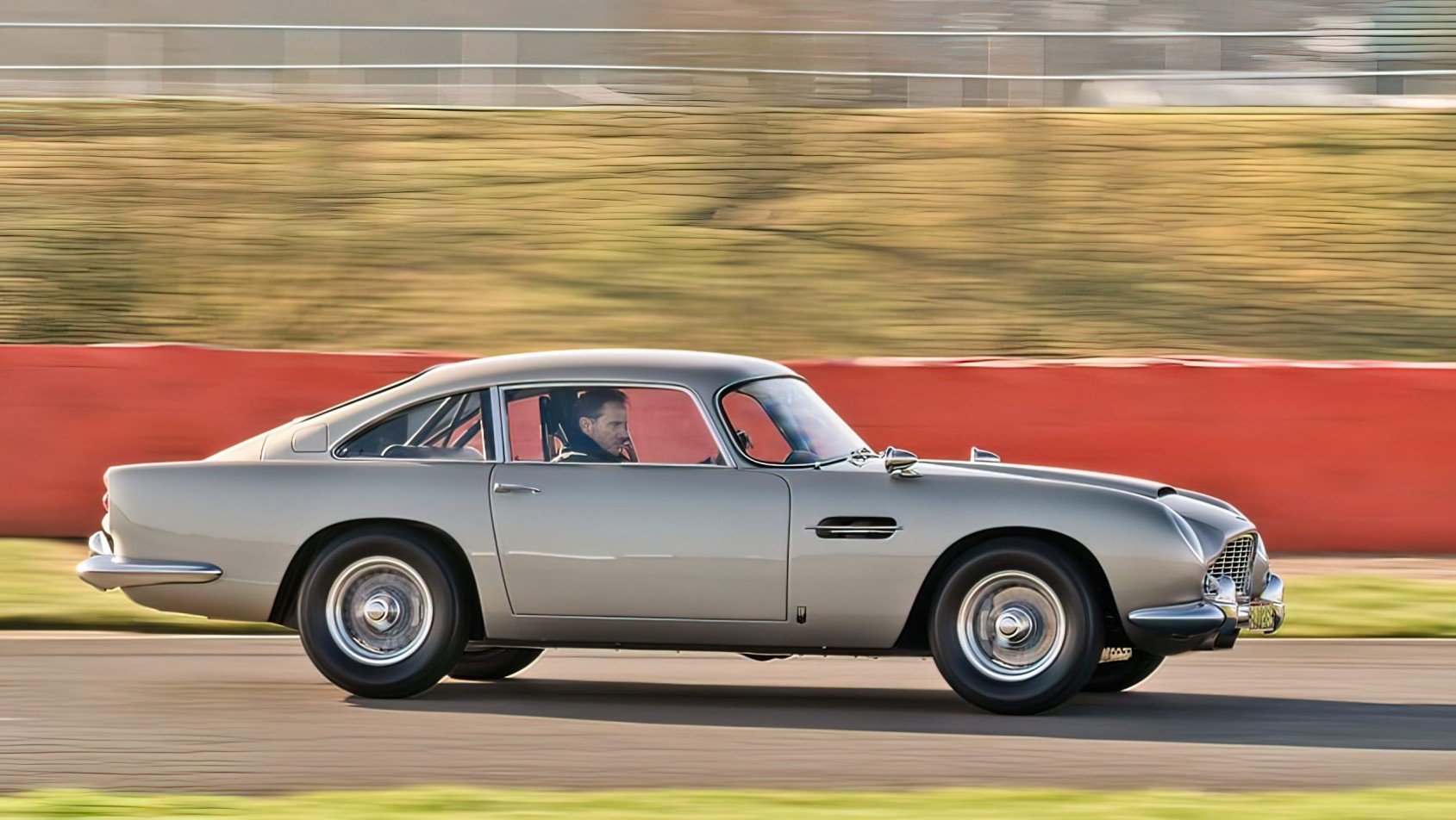 Aston Martin DB5 replika jedzie po torze