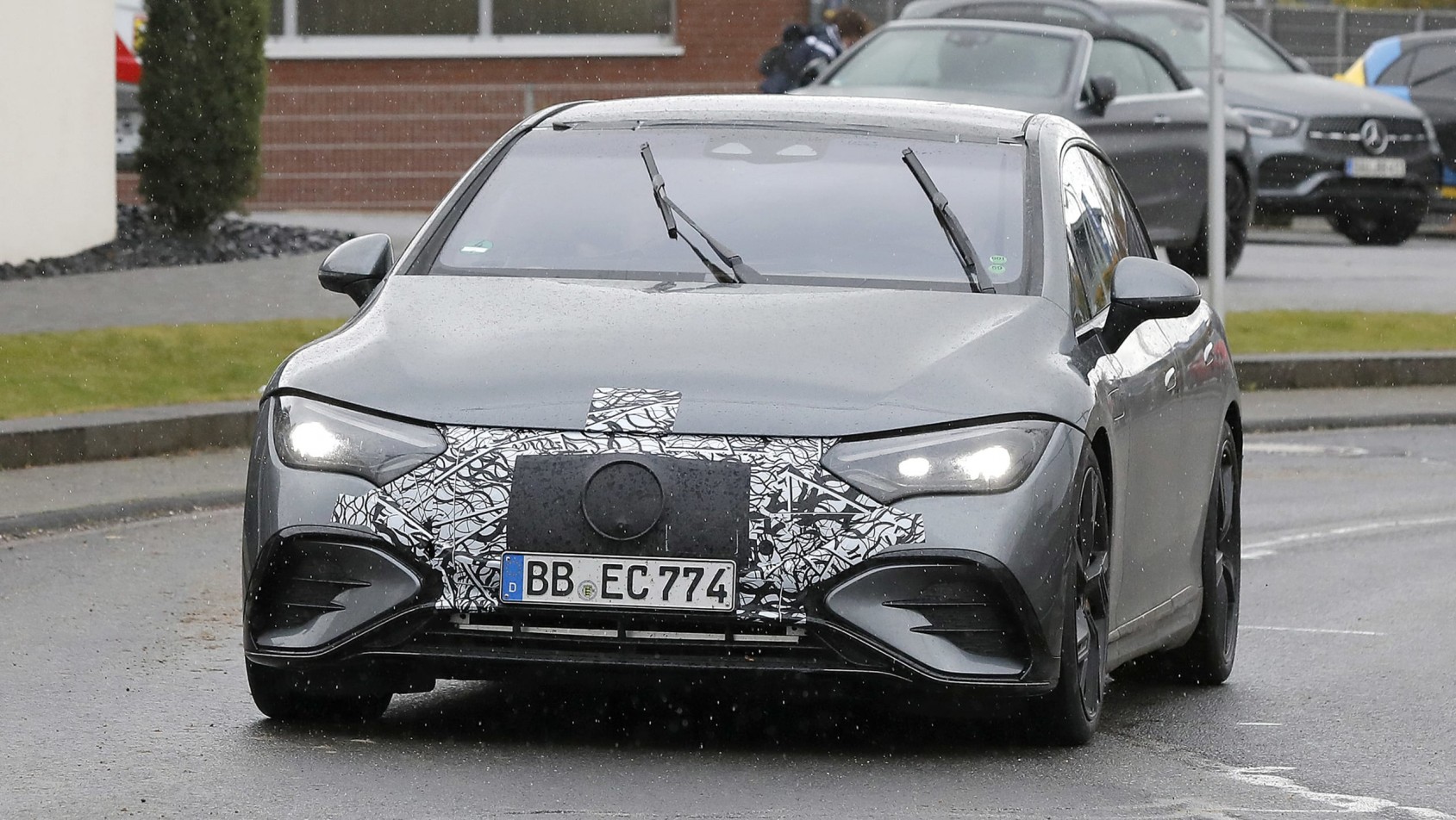 Mercedes EQE-53 kamuflaż przód