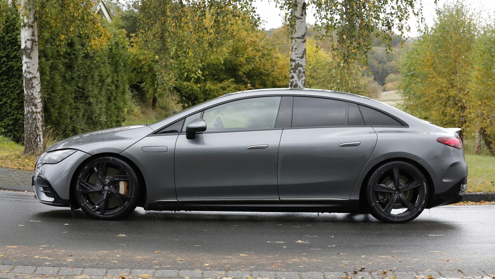 Mercedes EQE-53 sylwetka bok