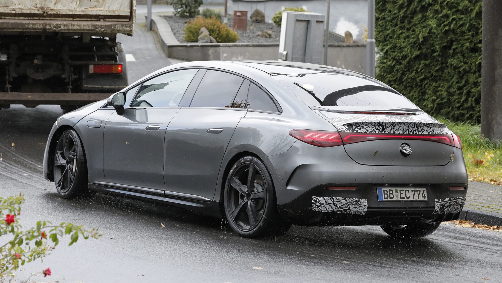 Mercedes EQE-53 w ruchu drogowym