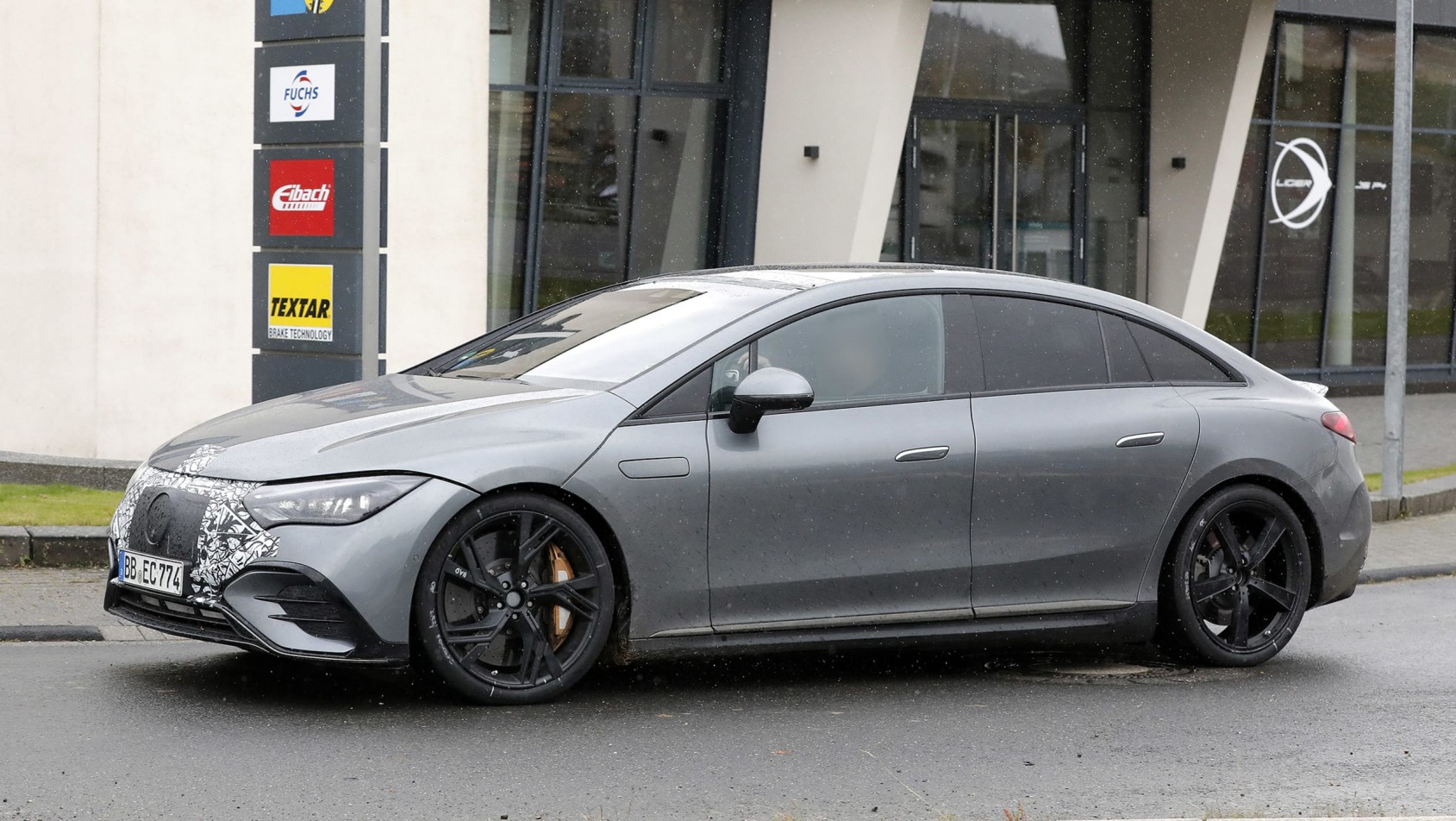 Mercedes EQE-53 na drodze, sylwetka