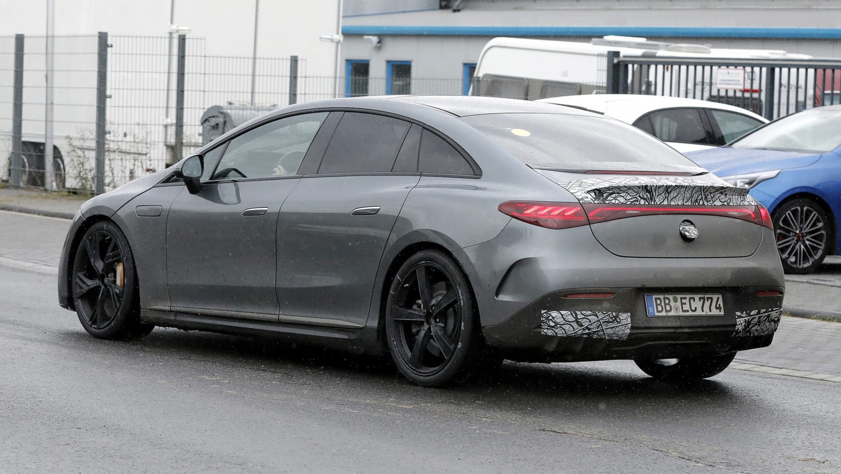 Mercedes EQE-53 z tyłu