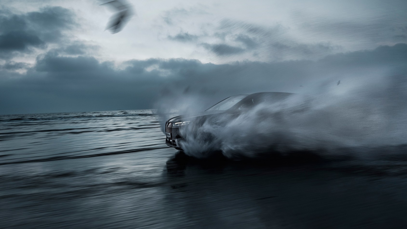 BMW iX M60 nad morzem