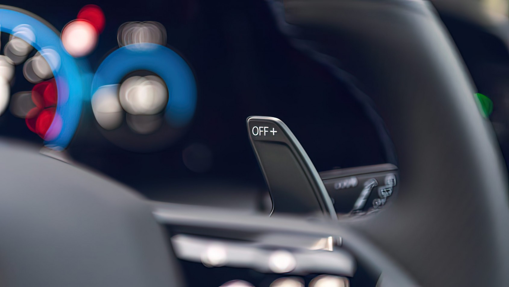 Volkswagen Golf R manetki na kierownicy