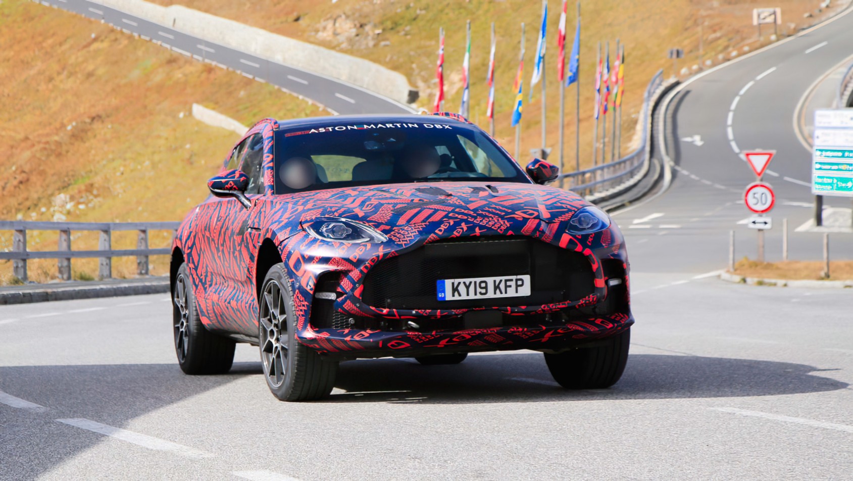 Aston Martin DBX w kamuflażu