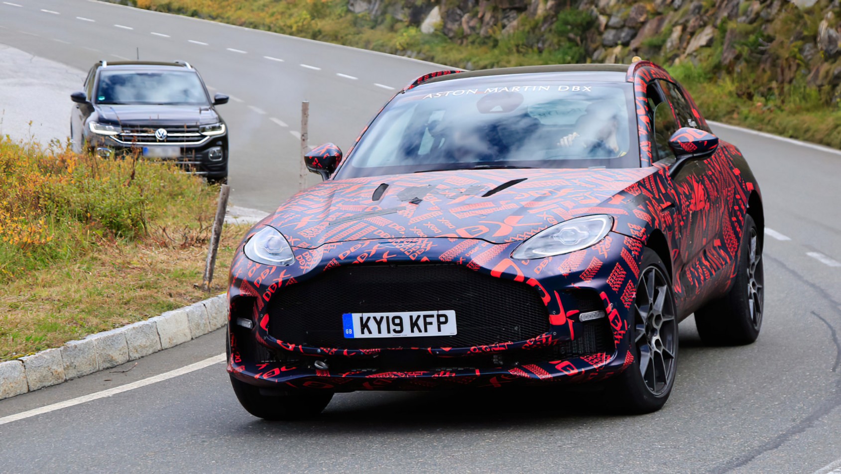 Aston Martin DBX wychodzi z zakrętu
