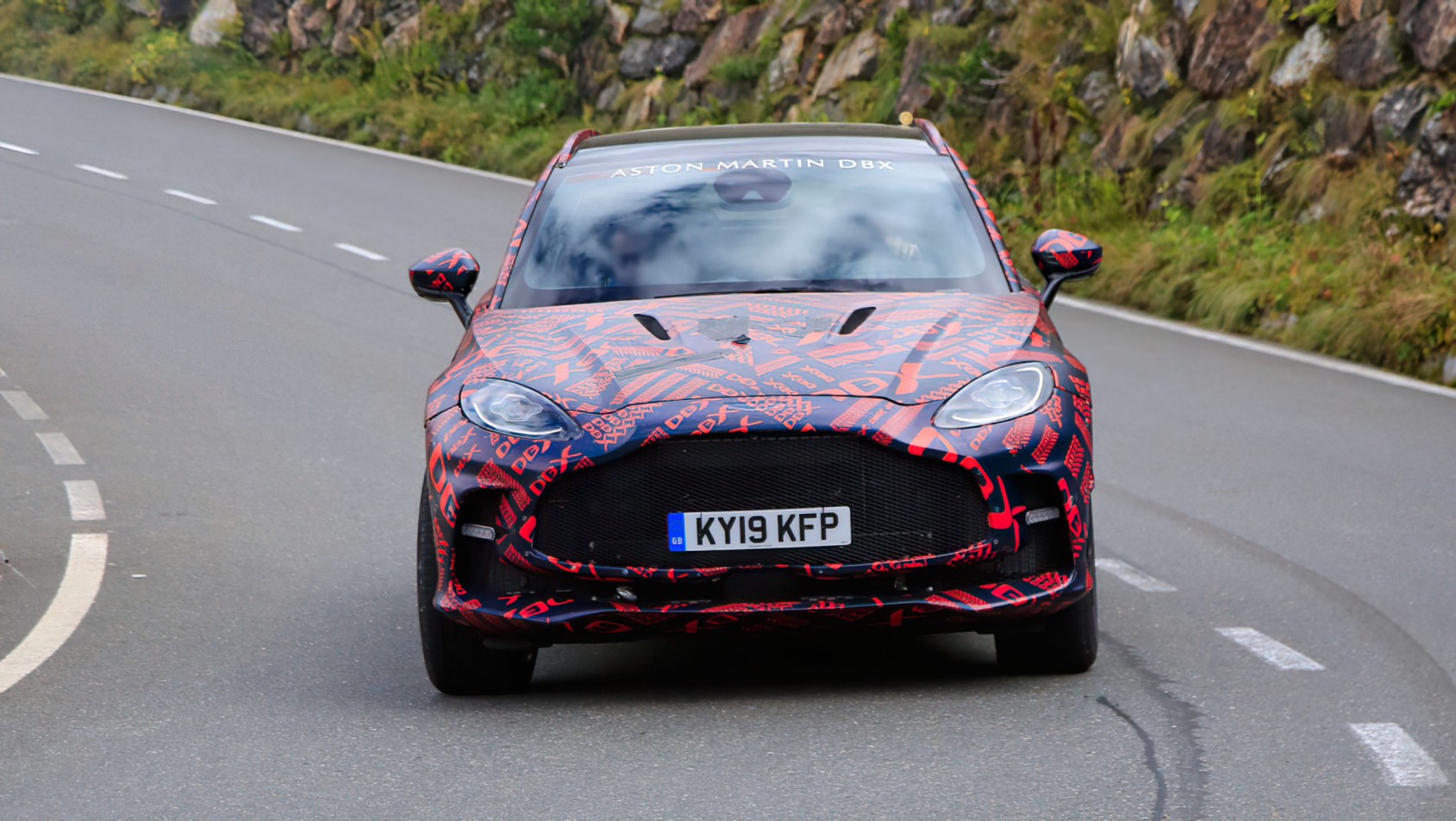 Aston Martin DBX przód