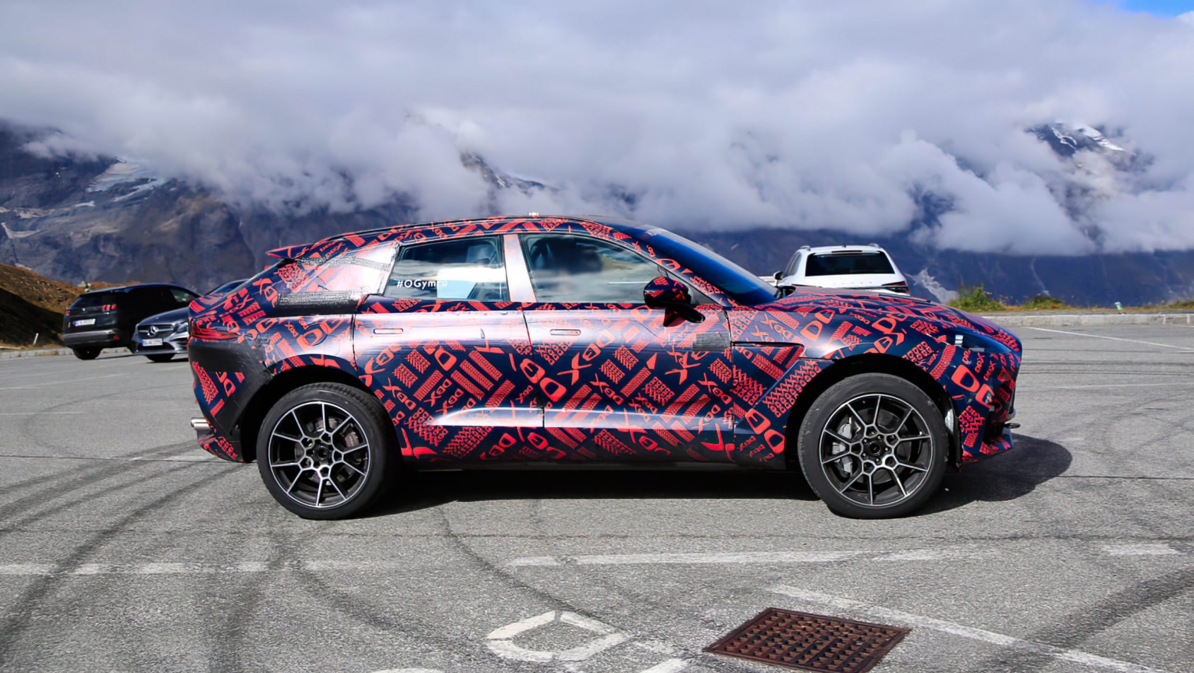 Aston Martin DBX sylwetka z boku