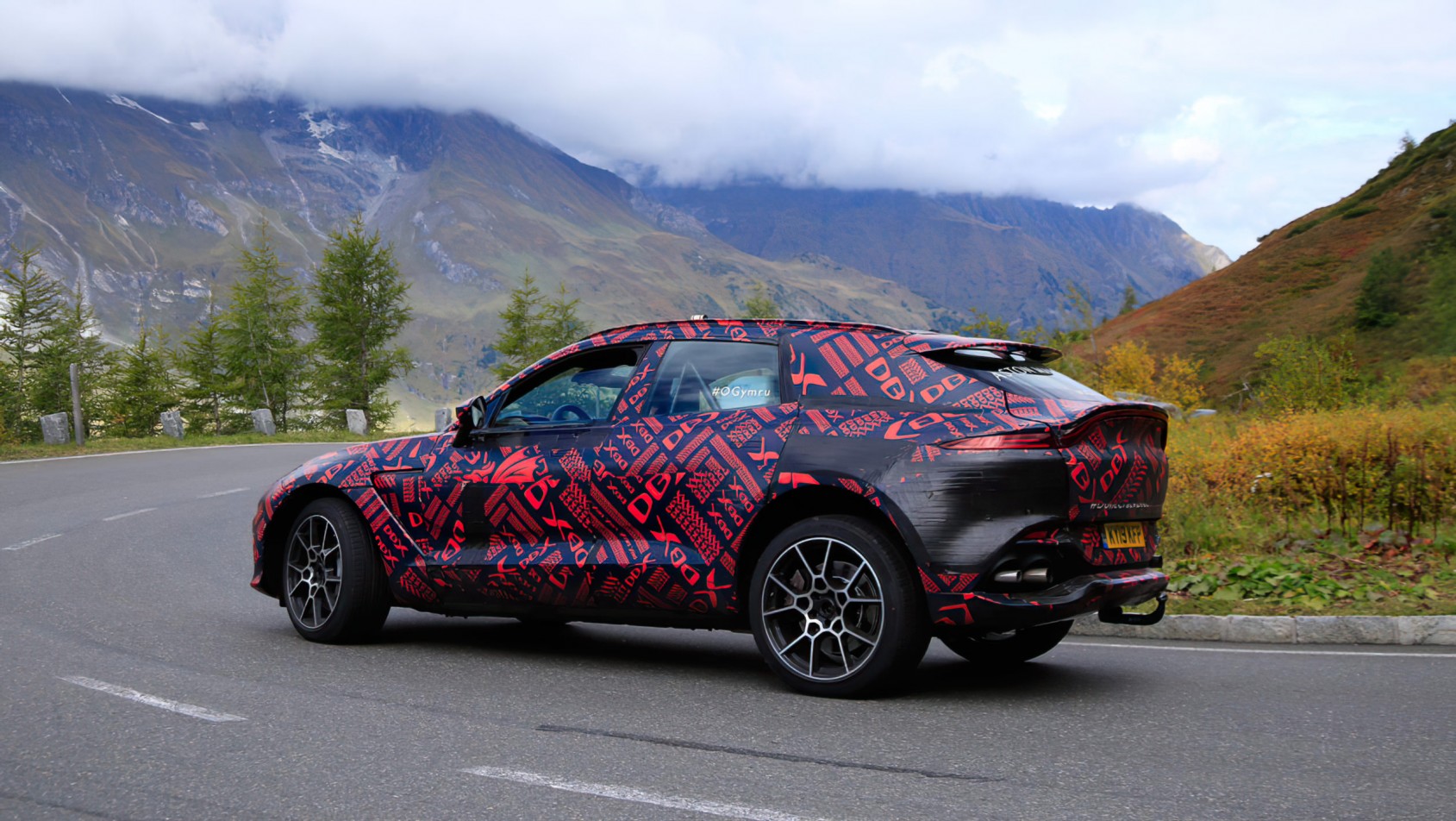 Aston Martin DBX na zakręcie