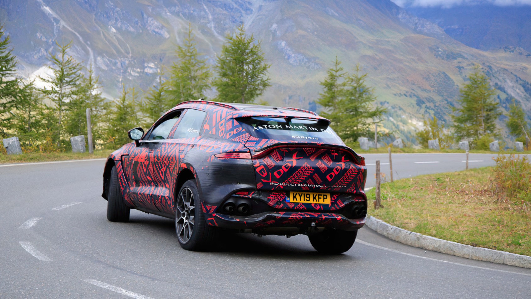 Aston Martin DBX jedzie ulicą