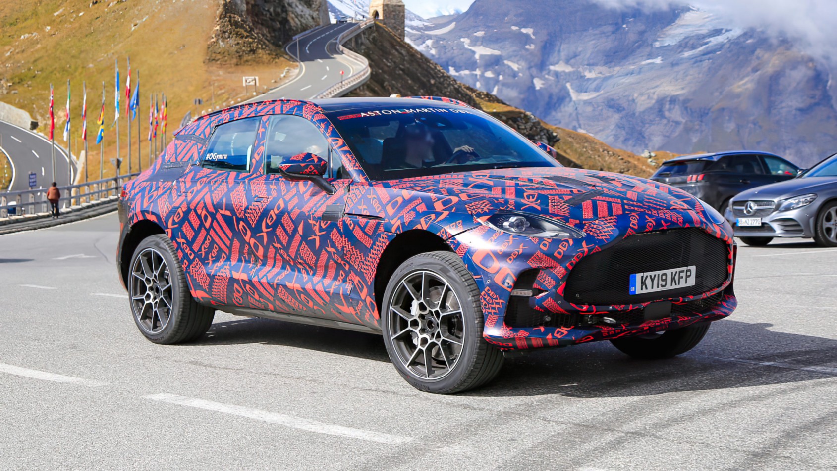 Aston Martin DBX na tle gór