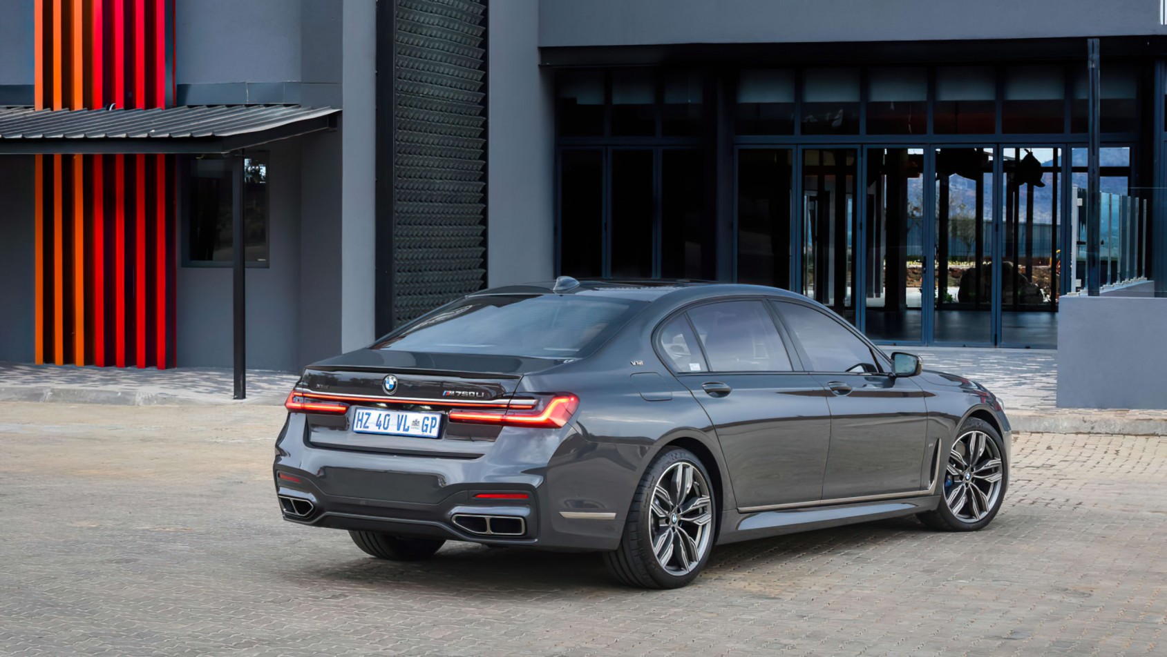 BMW M760Li Final Edition tył auta