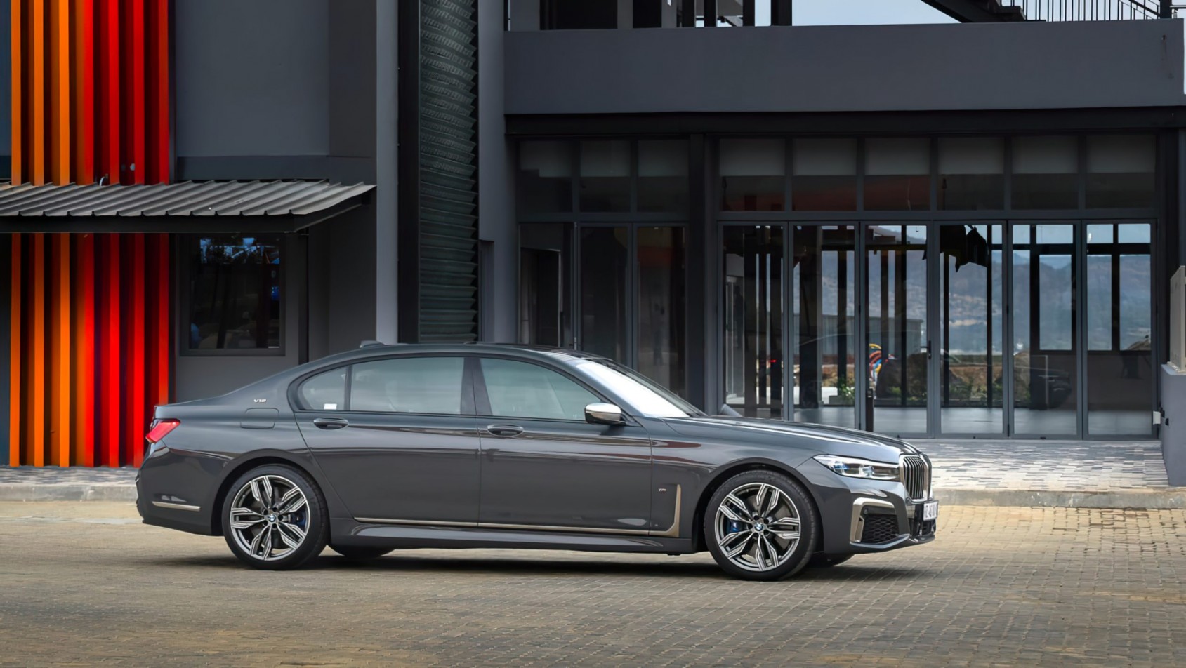 BMW M760Li Final Edition bok auta