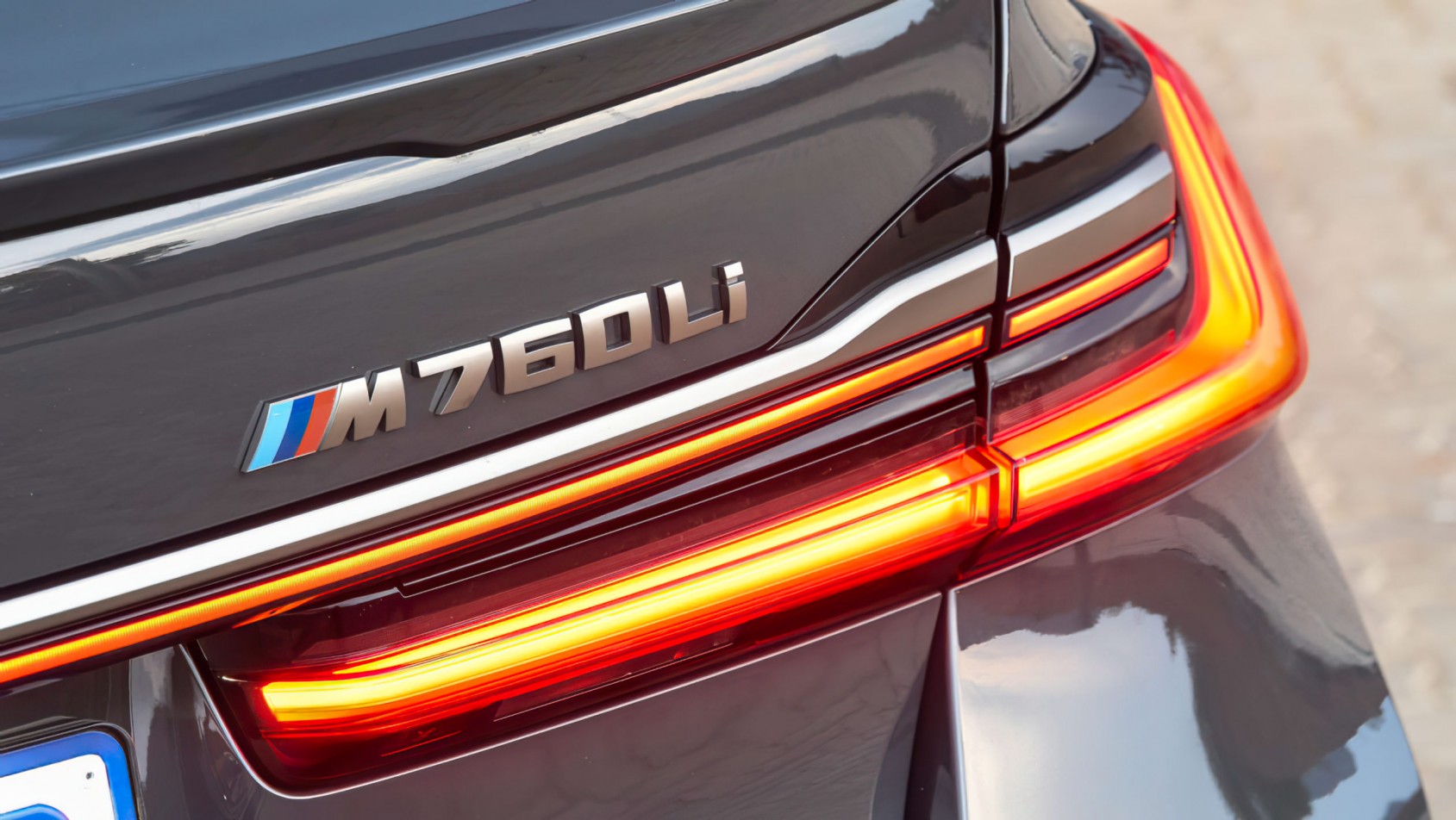 BMW M760Li Final Edition zbliżenie na znaczek M