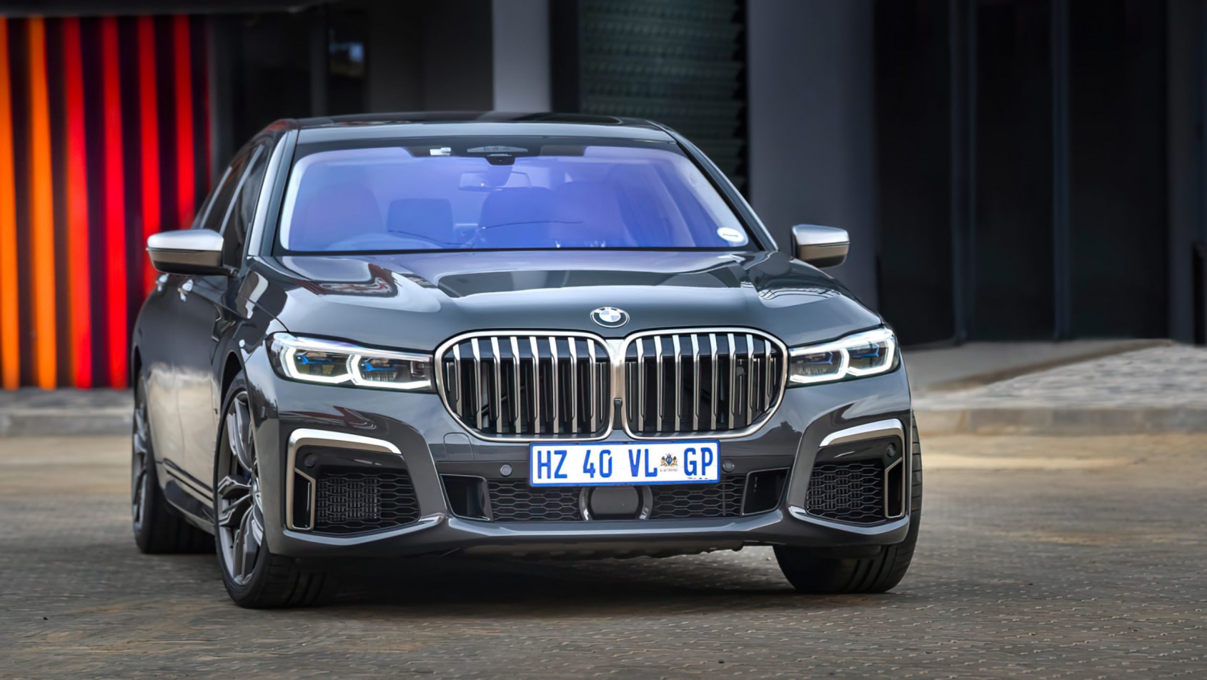 BMW M760Li Final Edition front auta