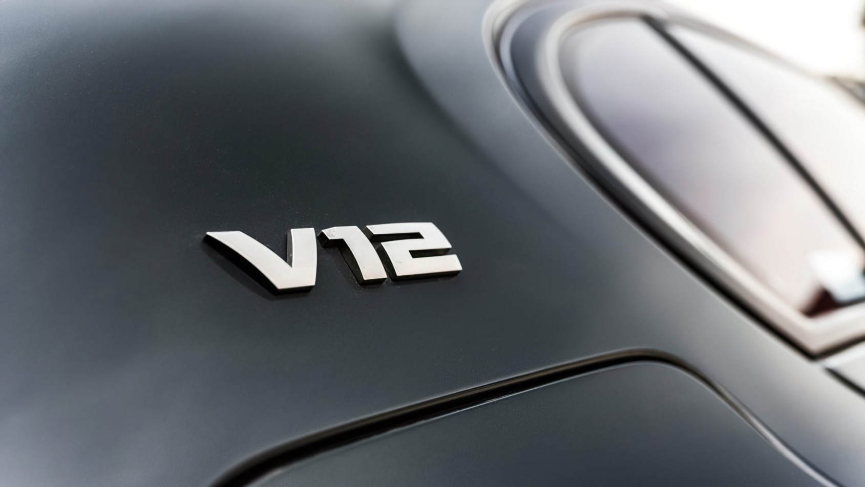 BMW M760Li Final Edition znaczek V12