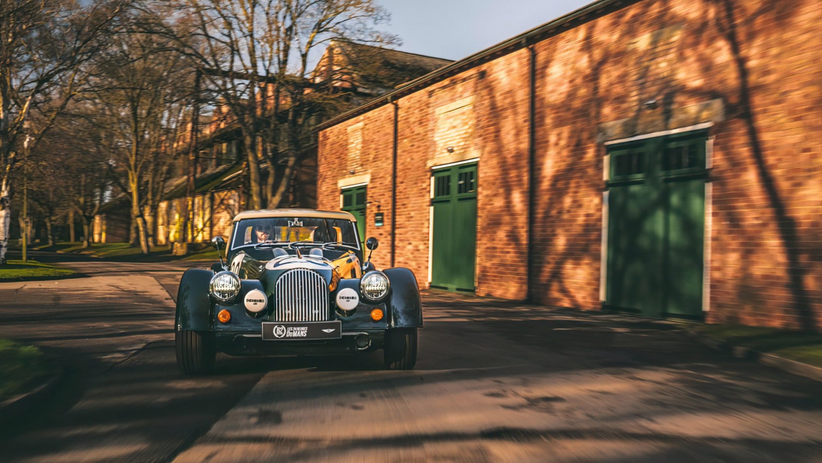 Morgan Plus Four LM62 na tle ceglastej ściany