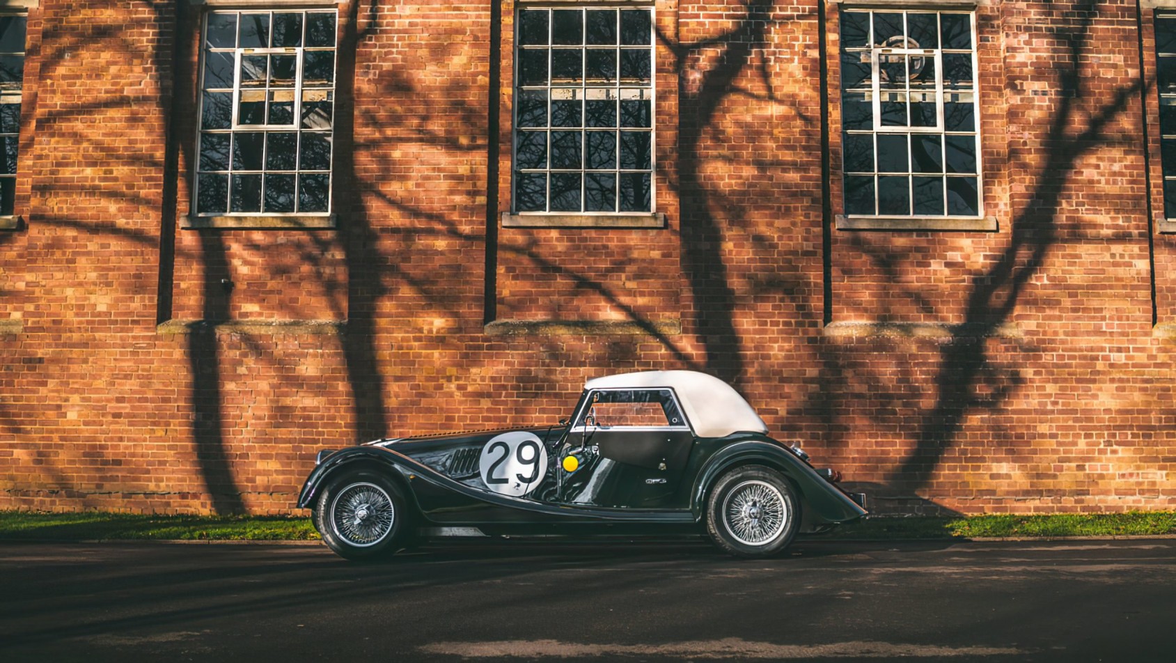 Morgan Plus Four LM62 na tle starego budynku