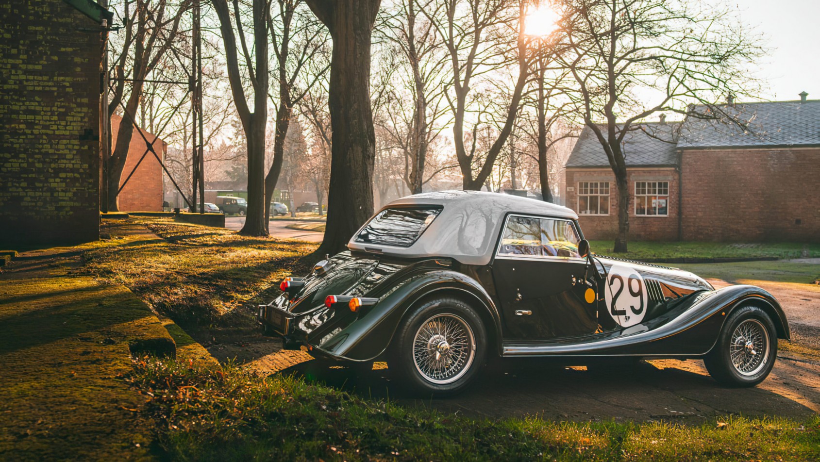 Morgan Plus Four LM62 na tle drzew