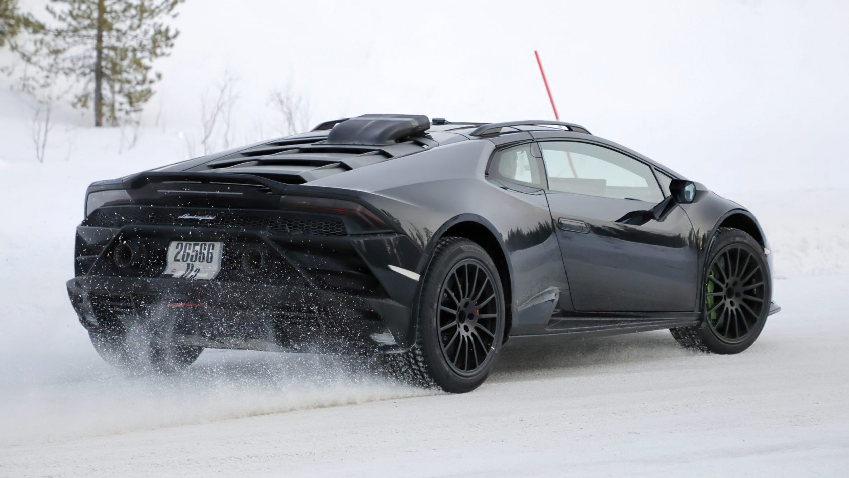 Lamborghini Huracan Sterrato Lamborghini Huracan Sterrato przyśpiesza na śniegu