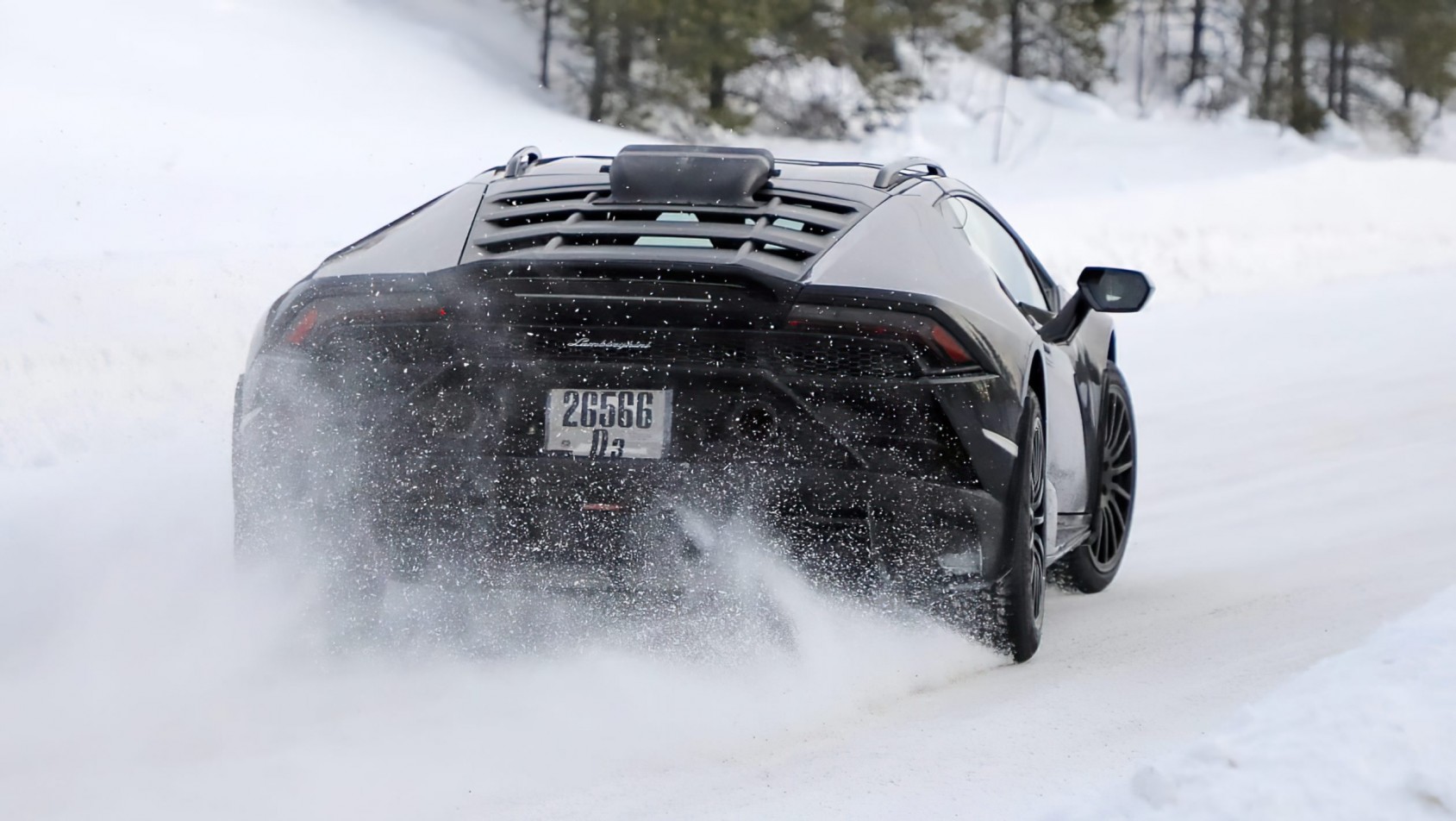 Lamborghini Huracan Sterrato Lamborghini Huracan Sterrato driftuje na śniegu