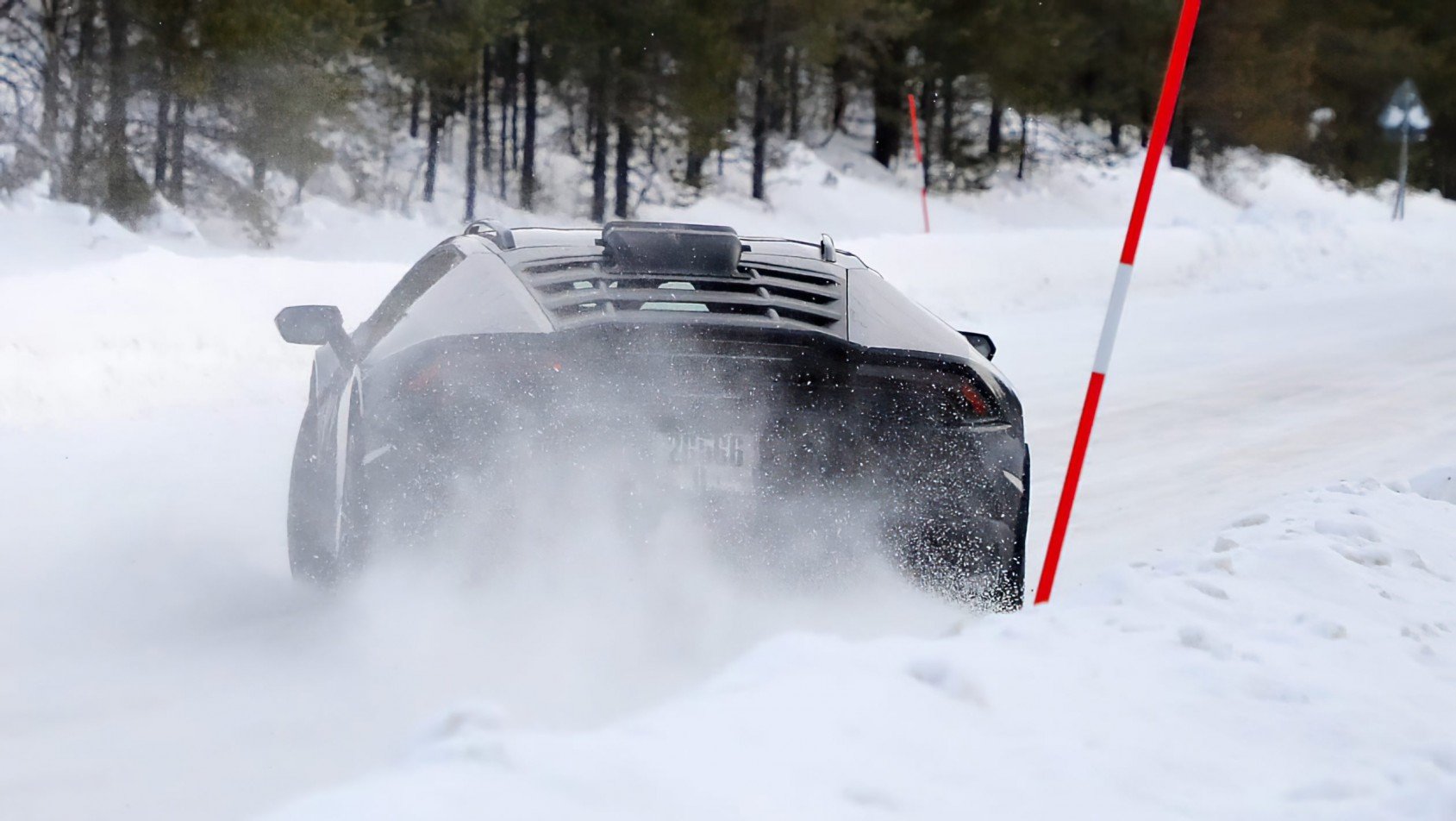 Lamborghini Huracan Sterrato Lamborghini Huracan Sterrato zachacza o pachołek