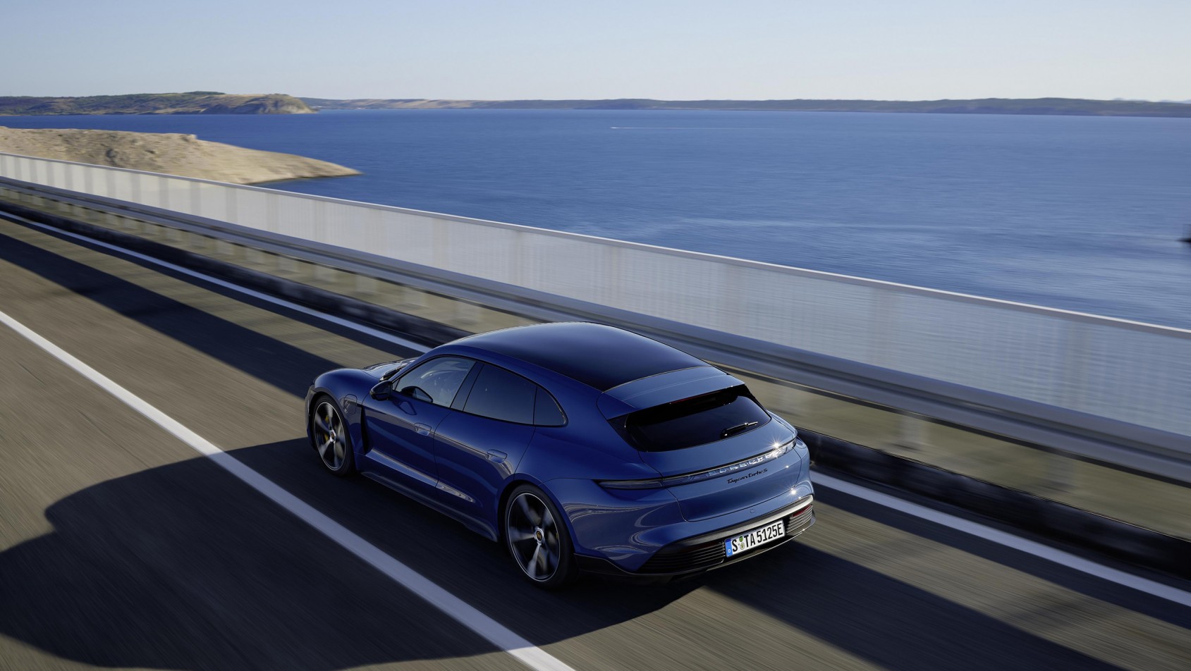 Porsche Taycan Sport Turismo nad morzem