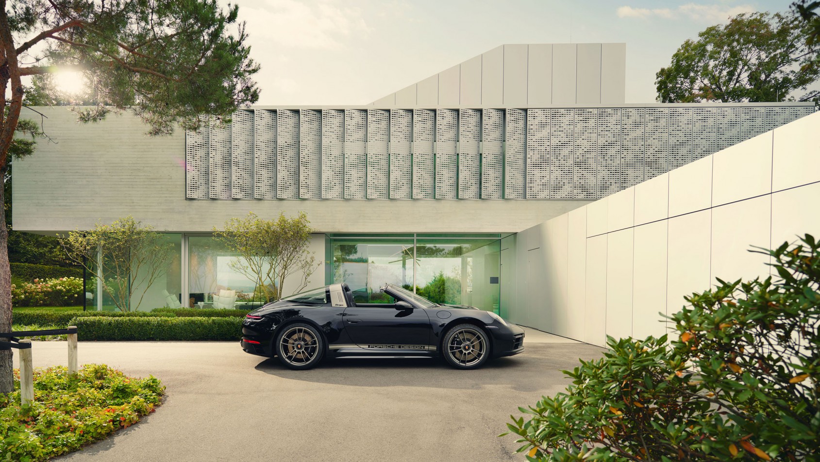 Porsche 911 Edition 50Y przed domem