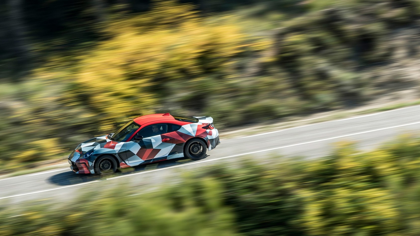 Toyota GR86 na drodze w ruchu