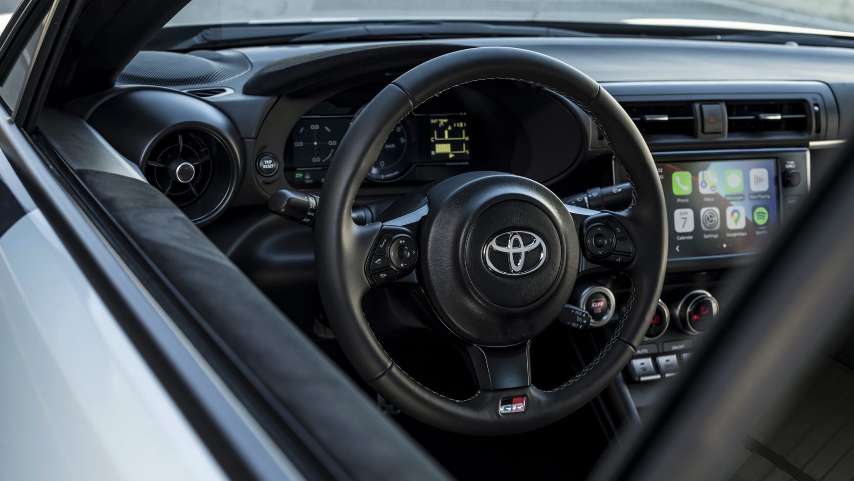 Toyota GR86widok przez okno kierowcy