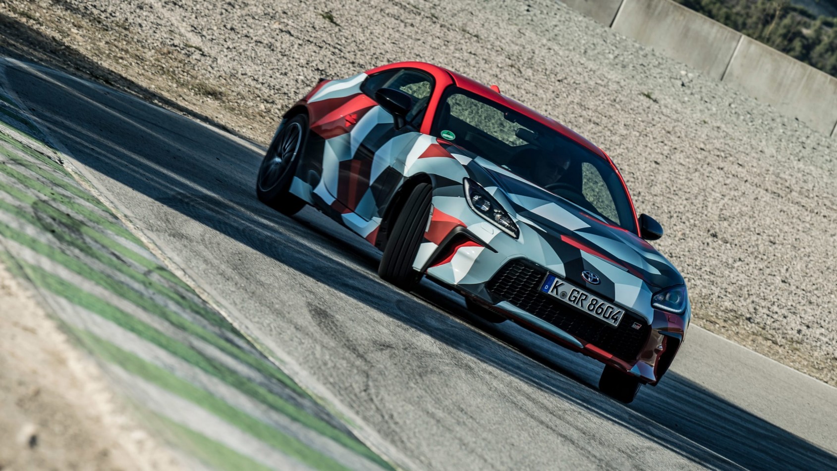 Toyota GR86 na torze przód