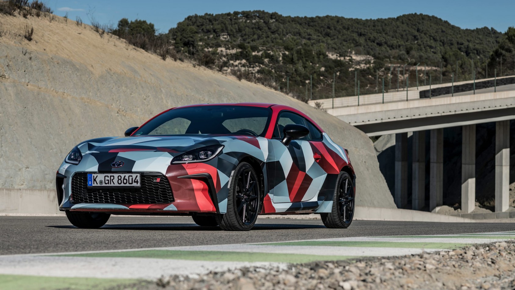 Toyota GR86 na drodze w czasie testów