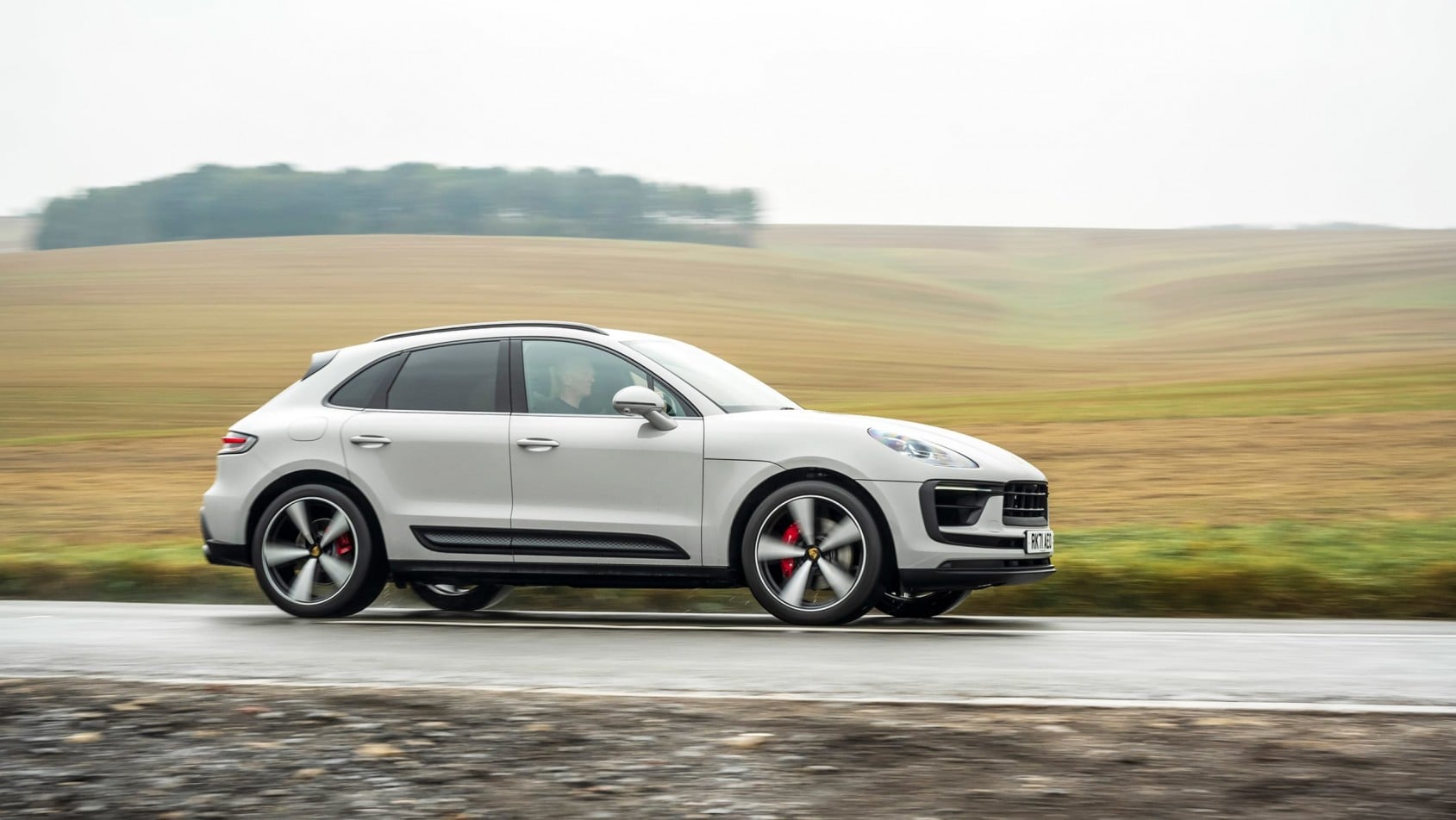 Białe Porsche Macan na drodze