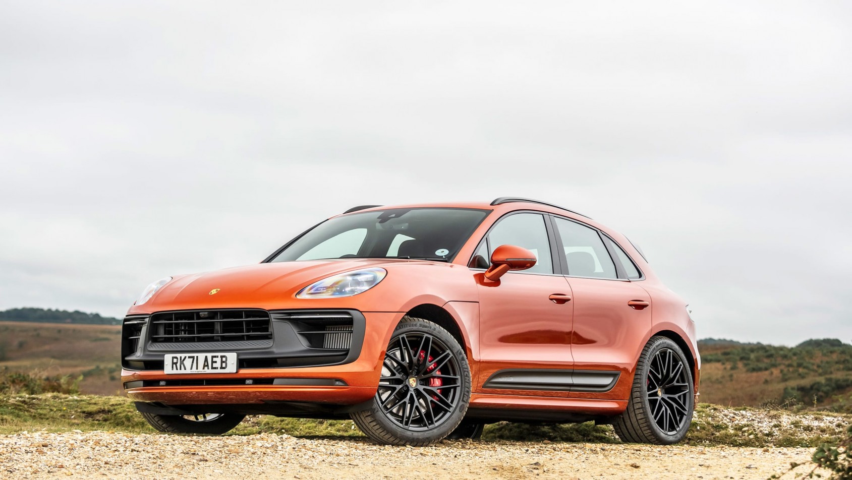 Porsche Macan na szutrowym podłożu z przodu