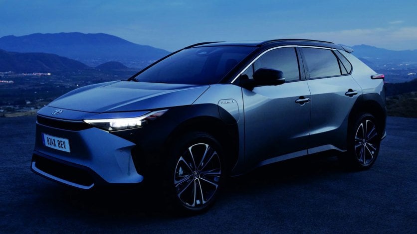 Pierwsza elektryczna Toyota - bZ4x - przybywa jako silny rywal dla Kii EV6 Toyota - bZ4x sylwetka