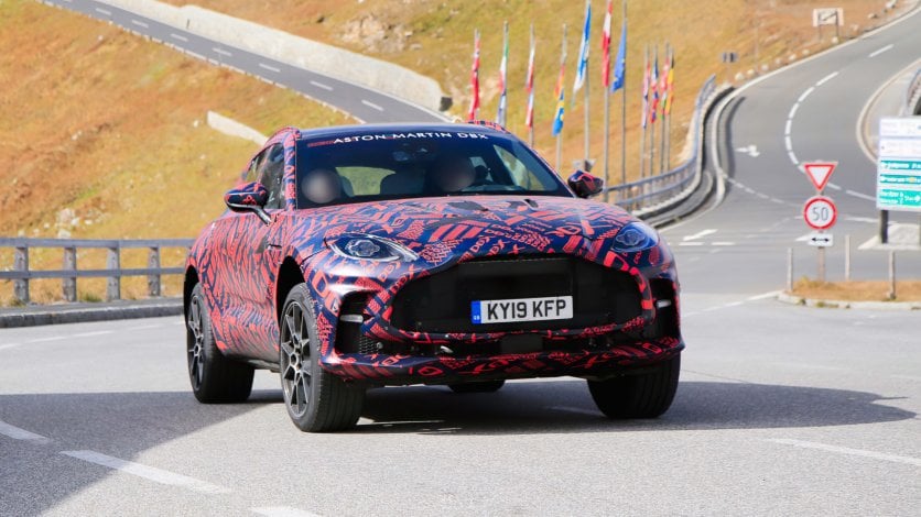 Aston Martin DBX ma być “najmocniejszym luksusowym SUV-em” na rynku Aston Martin DBX w kamuflażu