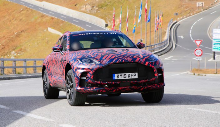 Aston Martin DBX w kamuflażu
