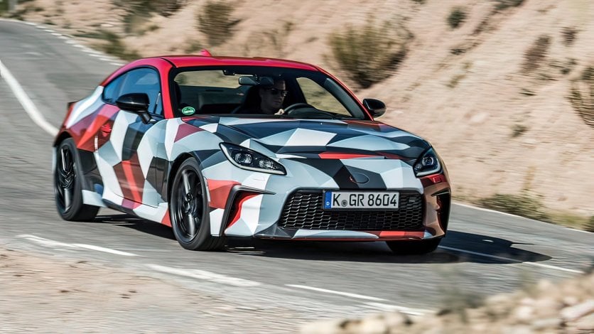 Toyota GR86 - nowe japońskie coupe rzuca wyzwanie Porsche Cayman 2.0 Toyota GR86 na drodze