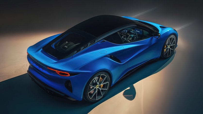 2022 Lotus Emira - niebieskie auto w studiu