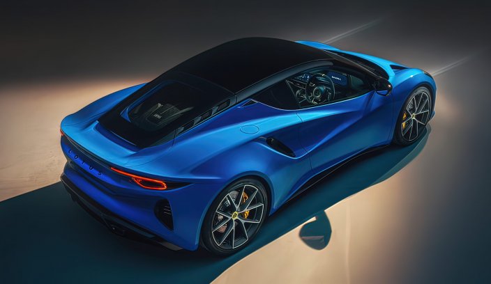2022 Lotus Emira - niebieskie auto w studiu