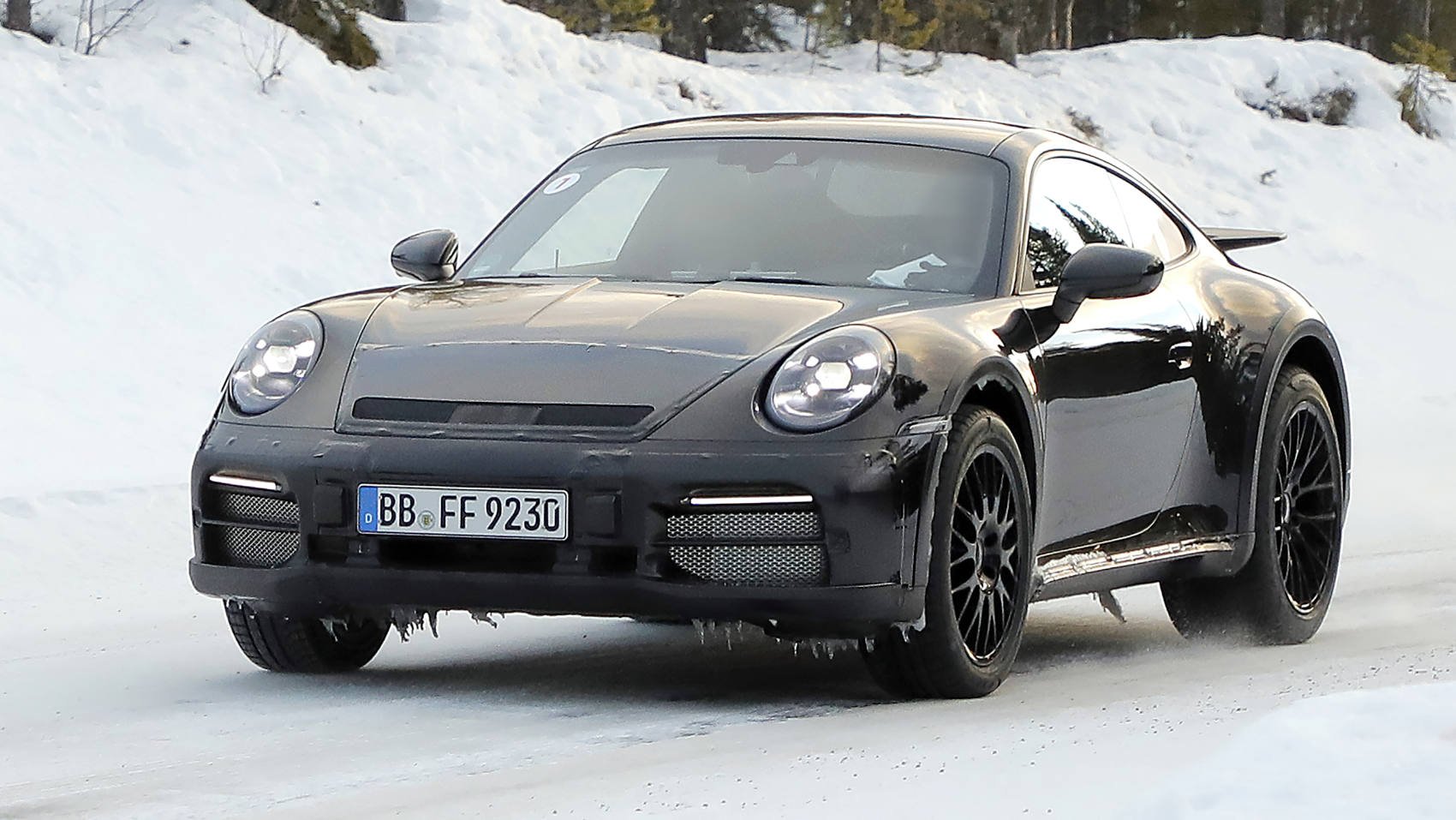 Porsche 911 Safari w kolorze czarnym na śniegu