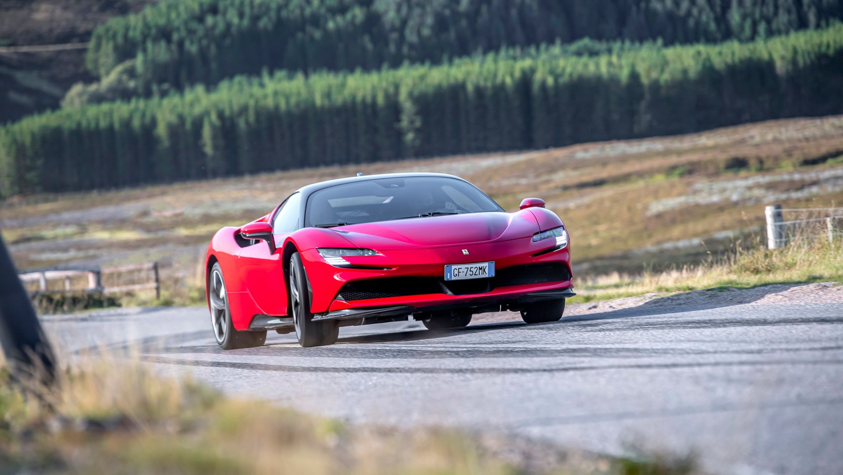 Ferrari SF90 Stradale wychodzi z zakrętu