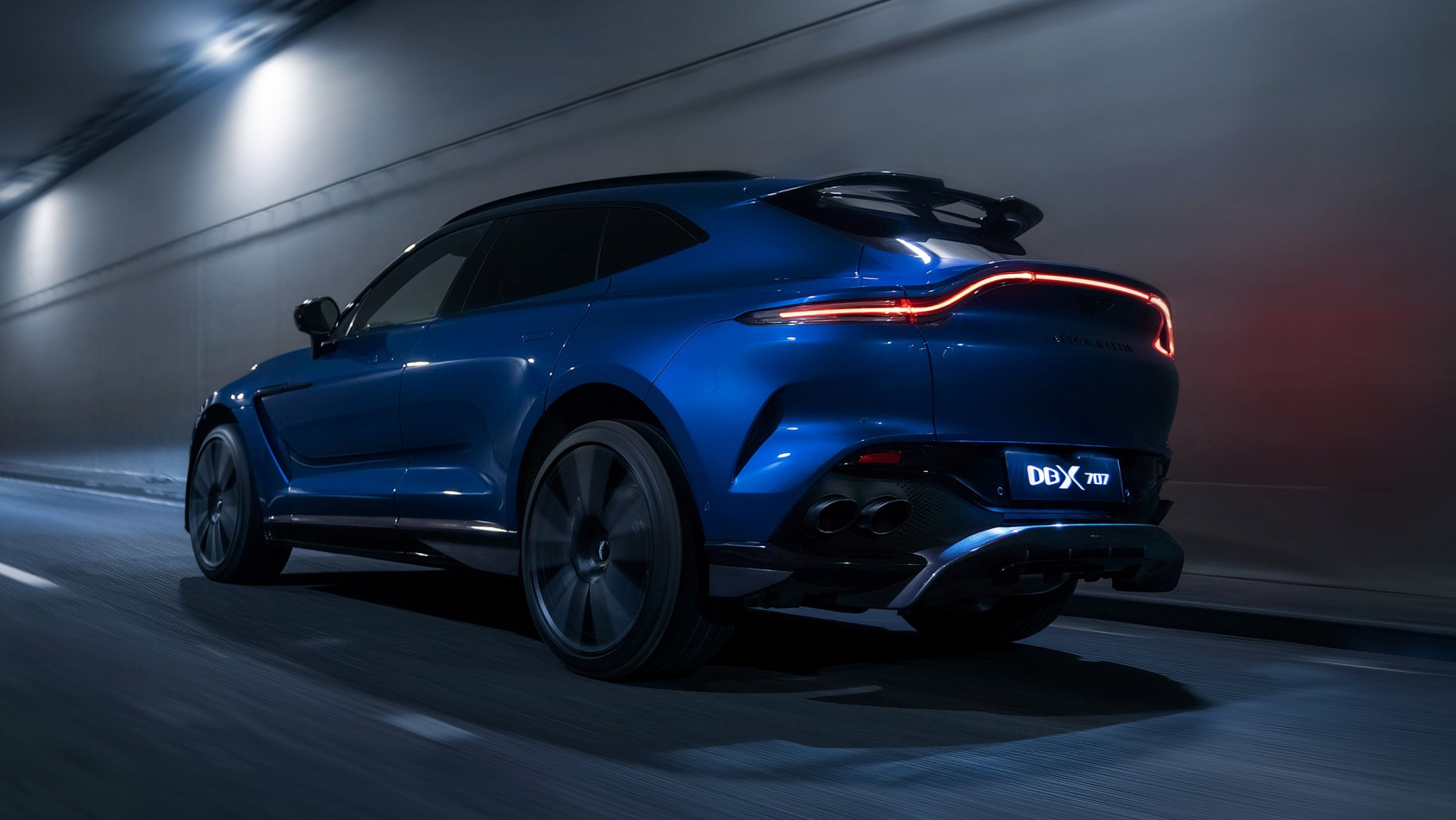 Aston Martin DBX707 - zbliżenie na tył auta