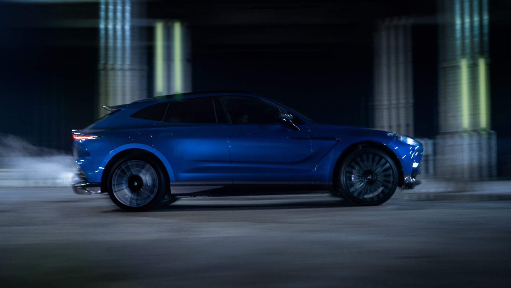 Aston Martin DBX707 - linia auta