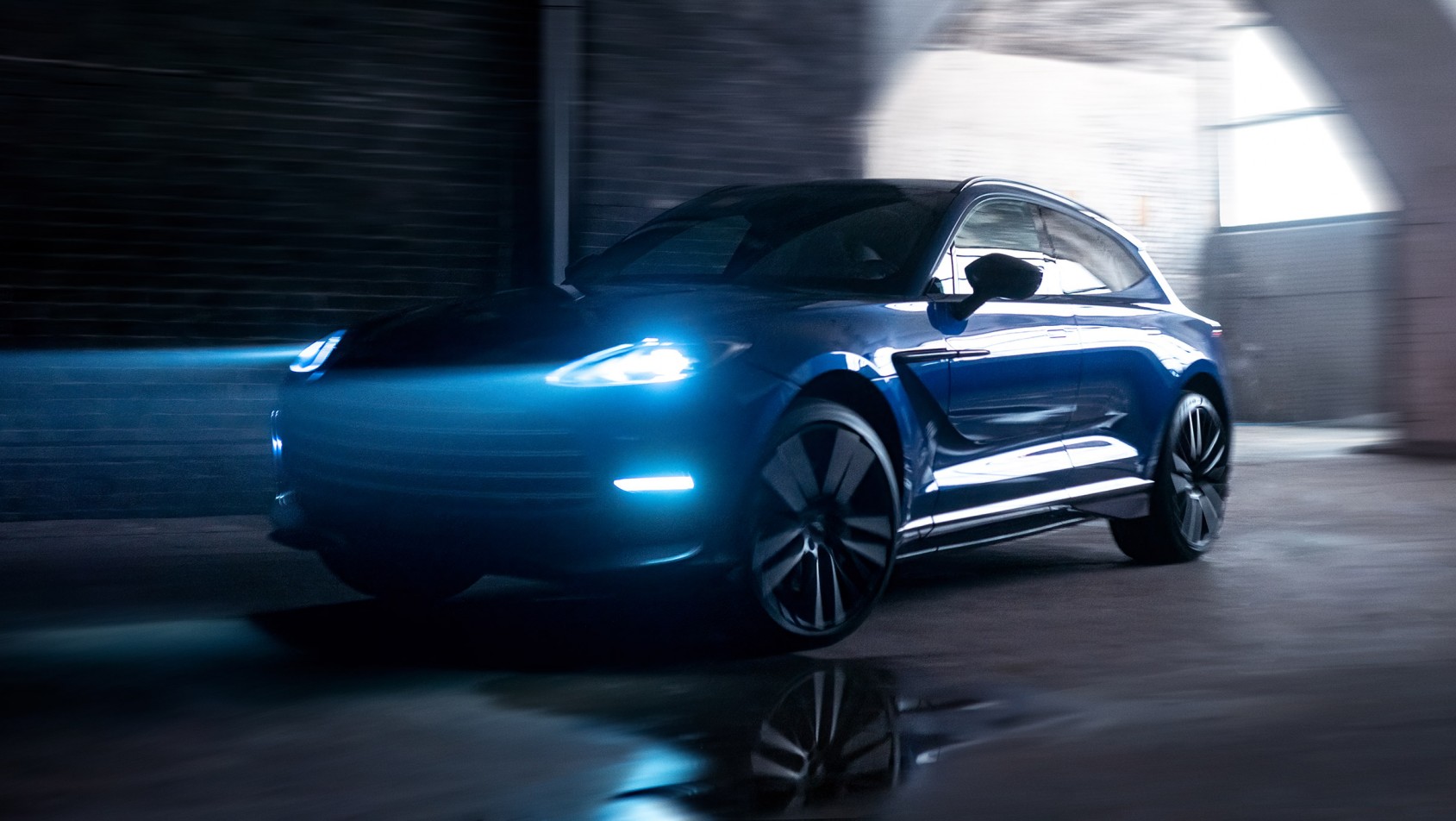 Aston Martin DBX707 z zapalonymi światłami