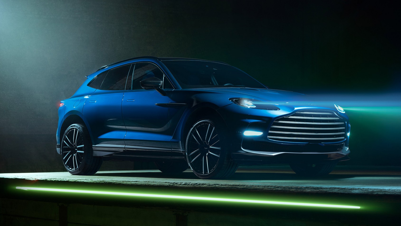 Aston Martin DBX707 - w całej okazałości